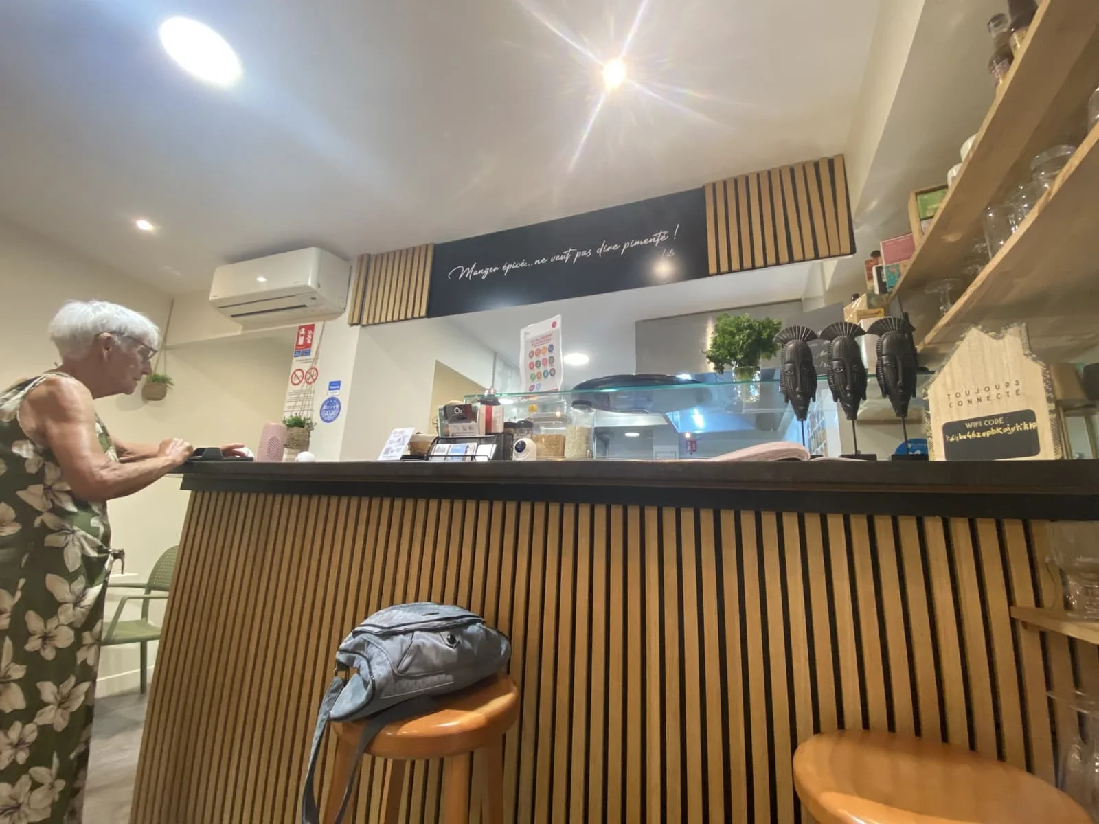 Le comptoir et la cuisine ouverte